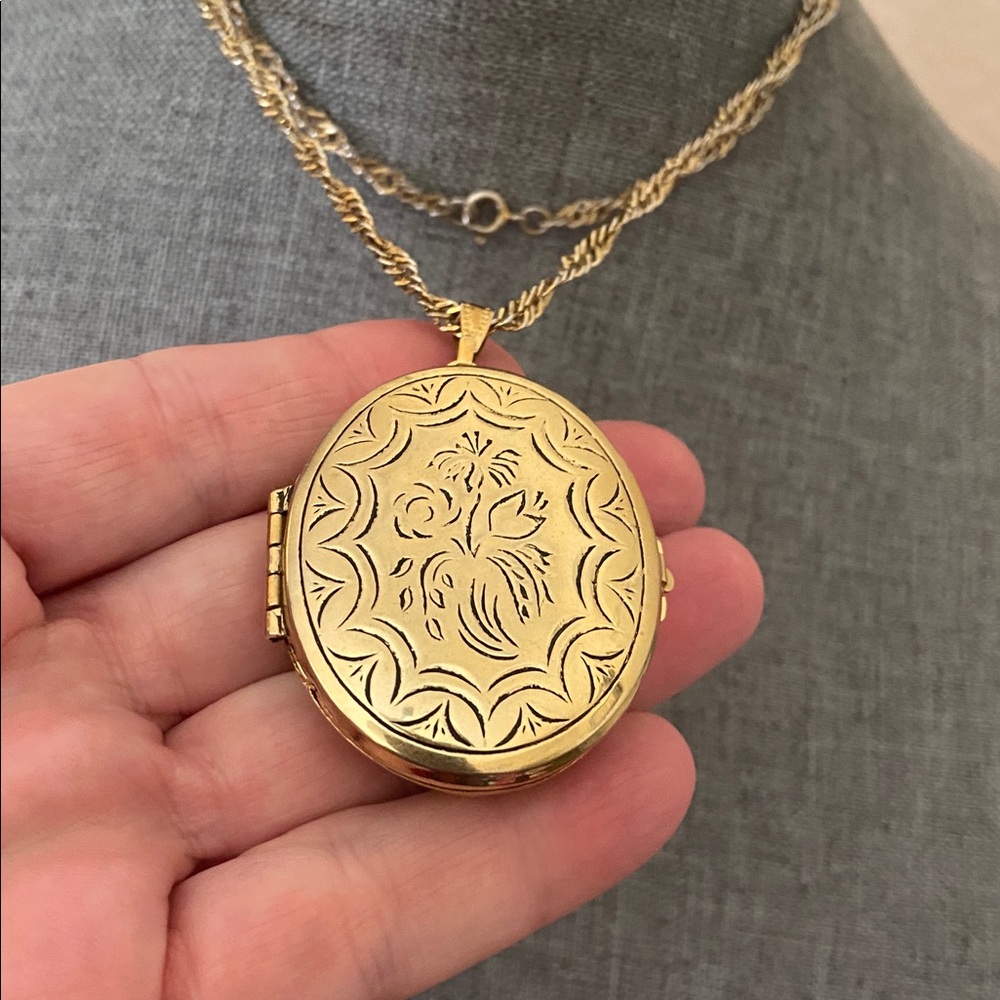 Vintage Gold Tone Pendant Locket & Chain Necklace - Picture 4 of 10